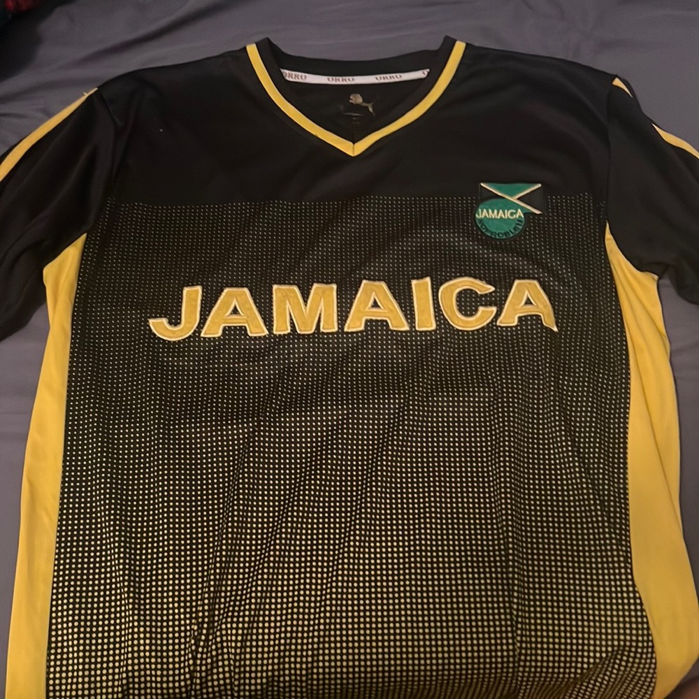 Black and Yellow Jamaica Fútbol jersey size Large